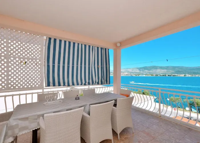 D Large With Big Terrace Next To The Apartman Trogir